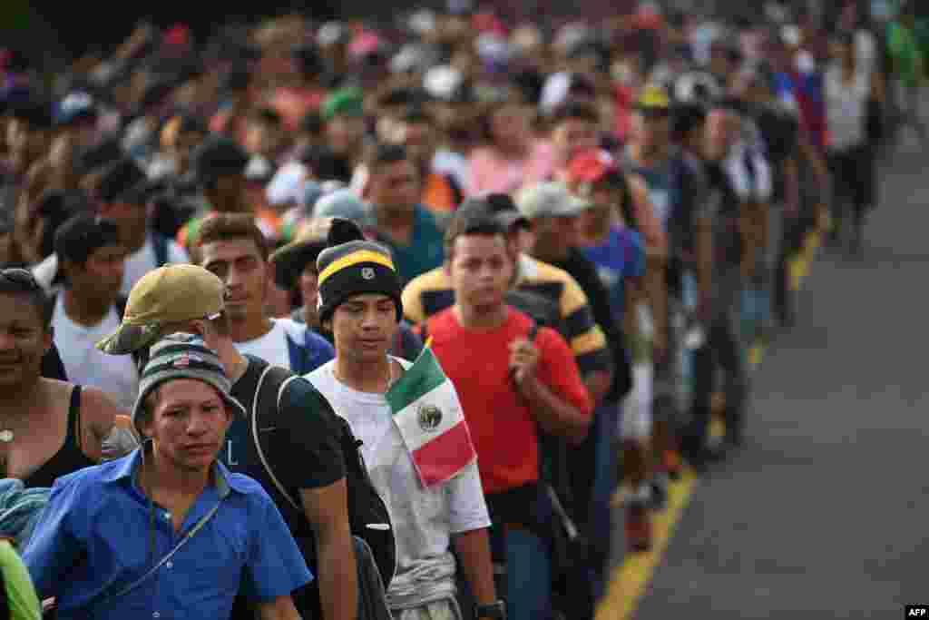 Honduran migrants are seen on the road linking Ciudad Hidalgo and Tapachula, Chiapas state, Mexico, Oct. 21, 2018. Thousands of Honduran migrants resumed their march toward the United States from the southern Mexican city of Ciudad Hidalgo, AFP journalists at the scene said.