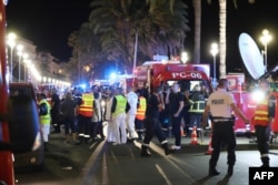 Cảnh sát, lính cứu hỏa và nhân viên cứu hộ tại hiện trường vụ tấn công ngày 15 tháng 7 năm 2016 sau khi một chiếc xe tải đâm vào đám đông đang xem pháo hoa ở Nice, Pháp.