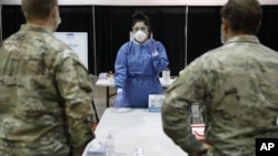 Zdravstvena radnica pokazuje pripadnicima Nacionalne garde kako da testiraju ljude na koronavirus, Las Vegas, Nevada ( Foto: AP/John Locher)