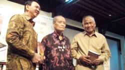 Mantan Gubernur DKI, Basuki T. Purnama (Ahok) dan Pimpinan KPK Taufiequrachman Ruki mendampingi Buya Syafii Maarif dalam Peluncuran Buku di Bentara Budaya, Jakarta hari Jumat (3/7).