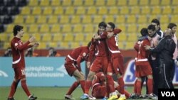Para pemain Iran merayakan gol pertama ke gawang Uni Emirat Arab yang dicetak Arash Afshin dalam pertandingan grup D Piala Asia hari Rabu (19/1). Iran menang 3-0.