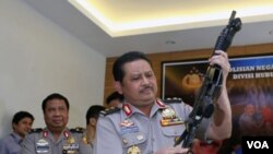 Kepala Humas Polri Anton Bachrul Alam menunjukkan senjata yang digunakan teroris dalam penggerebekan (14/6).