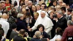 Papa Franja pozdravlja goste na ručku u Vatikanu 18. novembra 2018. priređenom za nekoliko stotina siromašnih, nezaposlenih i beskućnika povodom Svetskog dana siromašnih. 
