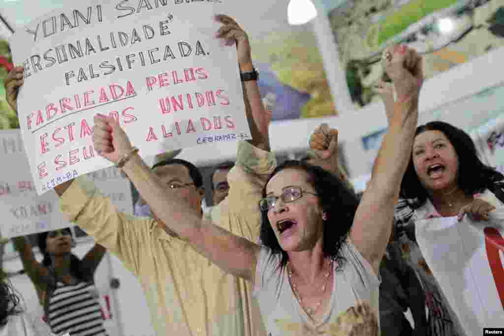 Un grupo de jóvenes socialistas iniciaron una protesta contra Yoani Sánchez mientras asistía a la proyección de un documental sobre la historia de la bloguera en el Museo Parque del Saber en Feira de Santana. 