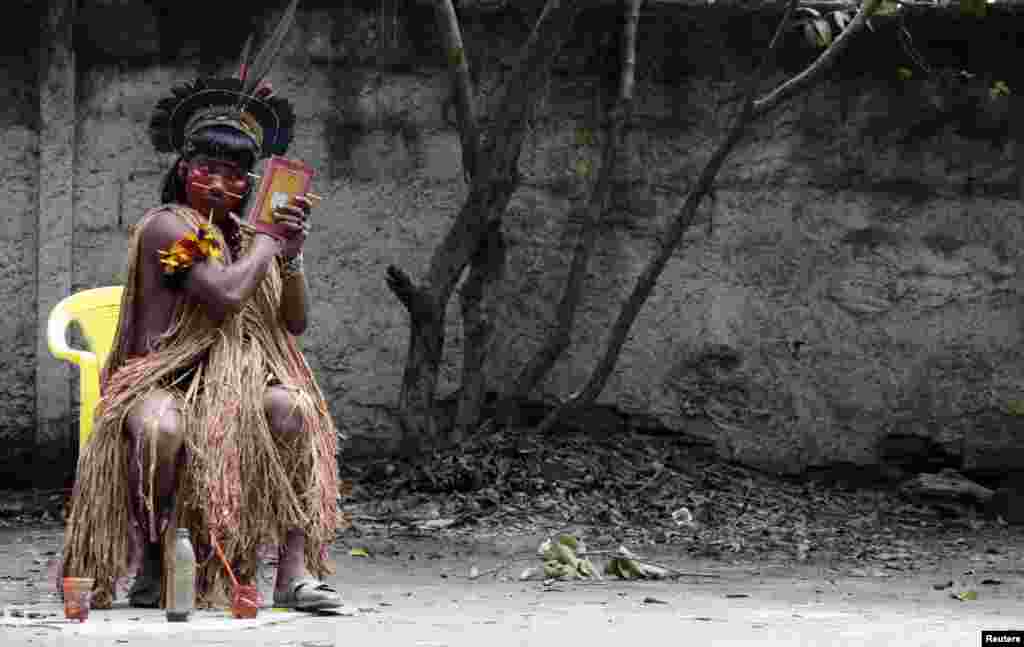 一名印第安原住民在里约热内卢的巴西印第安原住民博物馆用涂料涂脸。大约30名印第安原住民活动人士自从2006年以来一直生活在这座废弃的博物馆内。法院勒令他们限期离开。活动人士住在博物馆是为了抗议当局为了举办世界杯而将其推倒的计划。