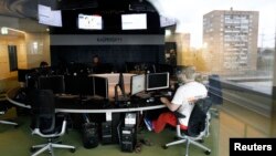 Un empleado trabaja cerca de pantallas de computadoras en el laboratorio de antivirus en la sede de la compañía rusa de seguridad cibernética Kaspersky Labs en Moscú.