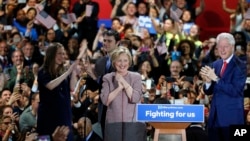Kandidat Capres AS Hillary Clinton (tengah) merayakan kemenangan bersama putrinya Chelsea Clinton, menantunya Mark Mezvinsky, dan suaminya mantan Presiden Bill Clinton, setelah memenangkan pemilihan pendahuluan partai Demokrat di New York, Selasa (19/4).