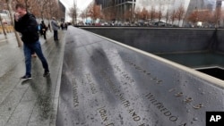 Los nombres de las seis personas que murieron el 26 de febrero de 1993, en la explosión de un camión bomba en el World Trade Center en Nueva York, están inscriptos en el borde de bronce de la fuente de agua norte del Memorial del 11 de septiembre de 2001.