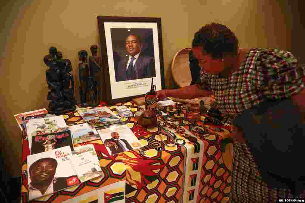 Retrato do Presidente moçambicano, Filipe Nyusi, na exposição do Artscape Theatre na Cidade do Cabo, pelas celebrações do Dia de África