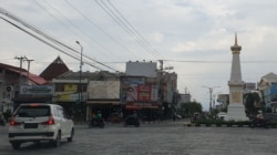 Kawasan Tugu Yogyakarta, sektor pariwisata kota ini terhempas wabah virus corona. (Foto: VOA/Nurhadi)