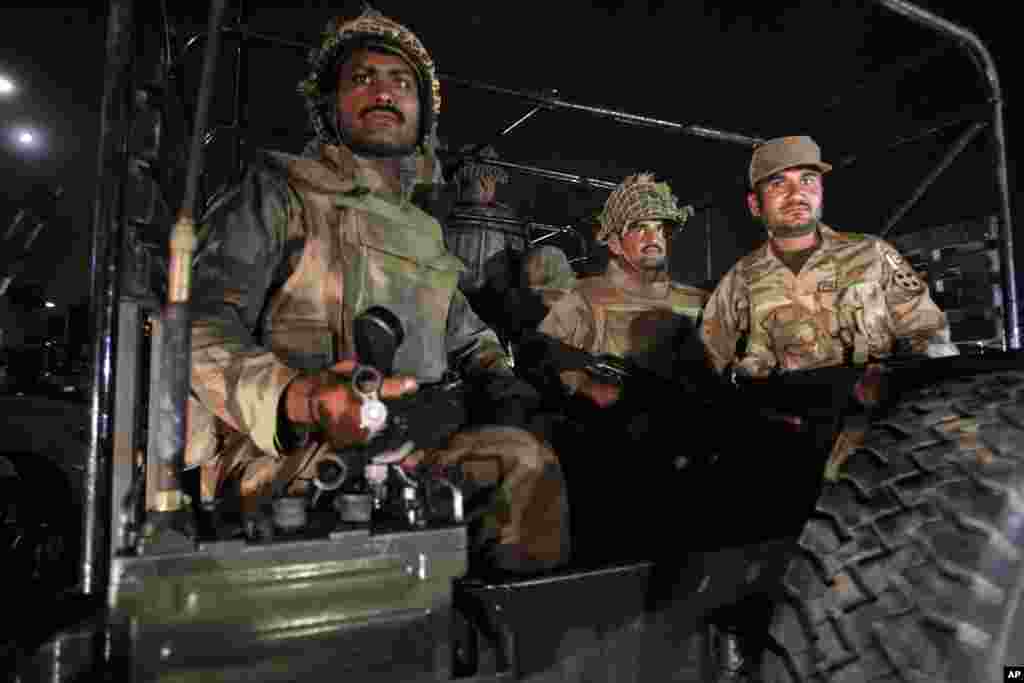 Army troops arrive at Karachi airport following an attack, June 8, 2014.