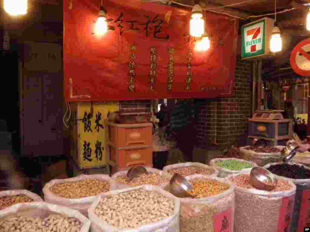台北市著名老街迪化街在春节前变成了年货大街