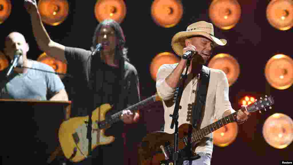 Le chanteur populaire de musique country Kenny Chesney interprète l&rsquo;une de ses chansons: &ldquo;Til It&rsquo;s Gone&ldquo; lors de la cérémonie American Country Countdown Awards. Nashville, 15 décembre 2014. &nbsp;