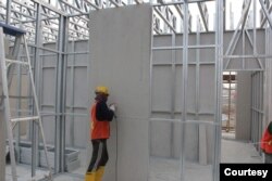 Merakit Rumah Prefab, sangat mudah dan tidak menyisakan sampah lingkungan. (Koleksi Bangun Nusa Persada)