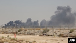 지난달 14일 드론 공격을 받은 사우디 아람코 석유시설에서 연기가 피어오르고 있다.