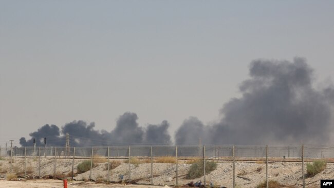 沙特阿拉伯国家石油公司设施遭受无人机袭击后冒起浓烟 2019年9月14日