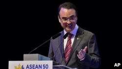 Philippines Foreign Secretary Alan Peter Cayetano speaks during the opening ceremony of the 50th Association of Southeast Asian Nations (ASEAN) Regional Forum meeting in Pasay city, metro Manila, Philippines, Aug. 5, 2017. 