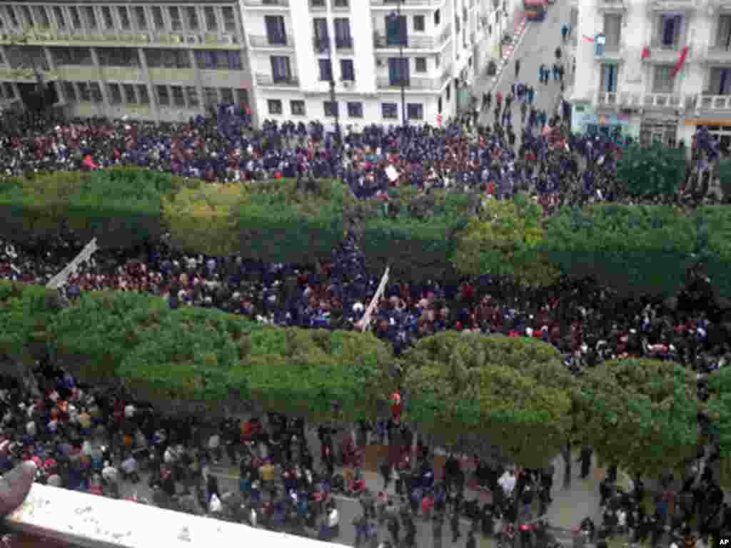 Protesters march on Avenue Habib Bourguiba in downtownTunis, angry over unemployment, rising prices and corruption, 14 Jan 2011