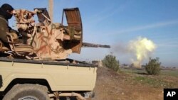 Боевик «Исламского государства» ведет огонь из орудия (архивное фото)