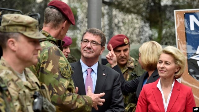 El secretario de Defensa de EE.UU., Ash Carter, centro, y la ministra de Defensa alemana, Ursula von der Leyen , derecha, visitan a soldados de la fueza de respuesta de la OTAN, en Muenster, Alemania, el lunes 22 de junio de 2015.