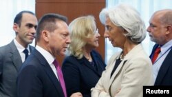 Le ministre grec des Finances, Yannis Stournaras, discutant avec la directrice générale du FMI,Christine Lagarde, à Bruxelles lundi