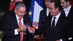 2016年2月1日古巴国务委员会主席劳尔·卡斯特罗（左）和法国总统弗朗索瓦·奥朗德在法国巴黎爱丽舍宫总统府举杯