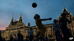 Deca igraju fudbal na Crvenom trgu u Moskvi