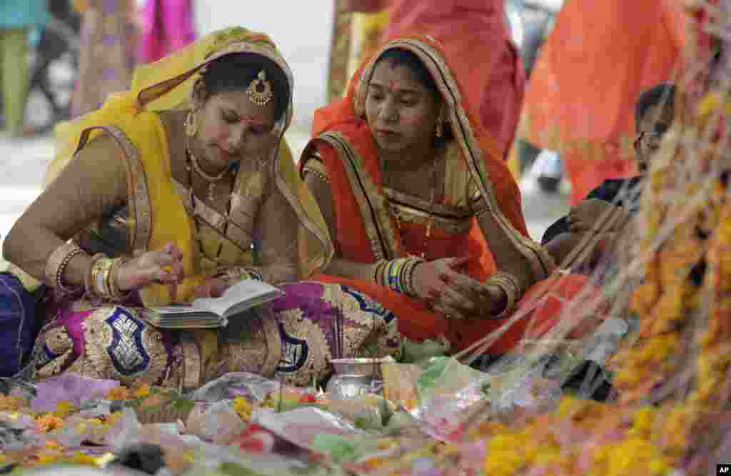 فستیوال زنان نخ به دست در هند -&nbsp; این زنان لباس های نوی خود را می پوشند و در طول روز روزه می گیرند و برای طول عمر همسرشان دعا می کنند.&nbsp;