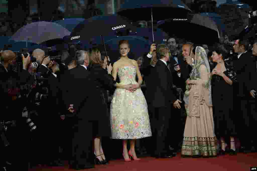 Diễn viên Nicole Kidman người Australia (giữa) đến dự buổi công chiếu bộ phim "The Great Gatsby," một mục trước khi khai mạc Lễ hội Điện ảnh Cannes của Pháp.