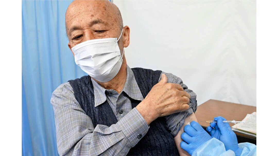 Seorang pria lanjut usia menerima dosis pertama vaksin COVID-19 Pfizer di Balai Kota Hachioji, Tokyo, Senin, 12 April 2021.
