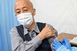 Seorang pria lanjut usia menerima dosis pertama vaksin COVID-19 Pfizer di Balai Kota Hachioji, Tokyo, Senin, 12 April 2021.