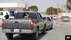 Cars belonging to Libyans line up to cross into Tunisia at the Ras Ajdir border post between Libya and Tunisia, southern Tunisia, July 31, 2014. 