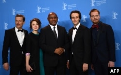 电影《青年马克思》（The Young Karl Marx）的演员及其海地导演拉奥·佩克（中）在柏林电影节上（2017年2月12日）。