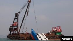 지난 2012년 10월 홍콩 인근에서 침몰한 중국 여객선을 인양하고 있다. (자료사진)