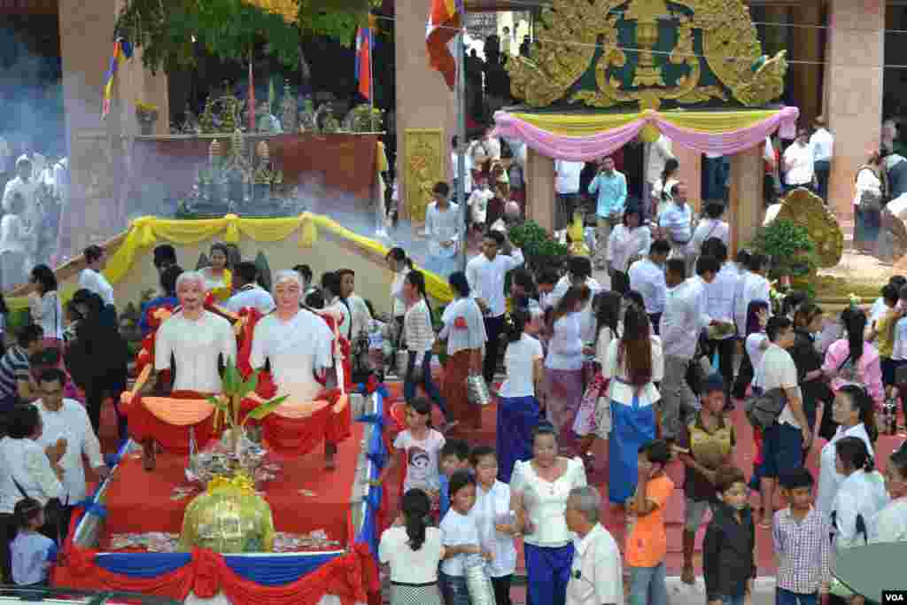 ពុទ្ធសាសនិកនៅថ្ងៃបុណ្យភ្ជុំបិណ្ឌ ក្នុងវត្តមួយនៅជាយក្រុងភ្នំពេញ កាលពីថ្ងៃអង្គារ ទី០៩ ខែតុលា ឆ្នាំ២០១៨។ (ណឹម សុភ័ក្រ្តបញ្ញា/VOA)