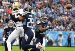 Salah satu laga NFL.Titans Logan Ryan (26) mematahkan operan yang ditujukan untuk penerima lebar New Orleans Saints Michael Thomas (13) selama babak pertama di Nissan Stadium, 22 Des 2019 (Christopher Hanewinckel-USA TODAY Sports via Reuters)