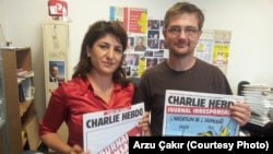 Stephane Charbonnier, kanan, pemimpin redaksi Charlie Hebdo saat diwawancara Arzu Çakır dari VOA pada tahun 2012.,Charbonnier termasuk salah satu yang tewas dalam serangan Rabu (7/1).