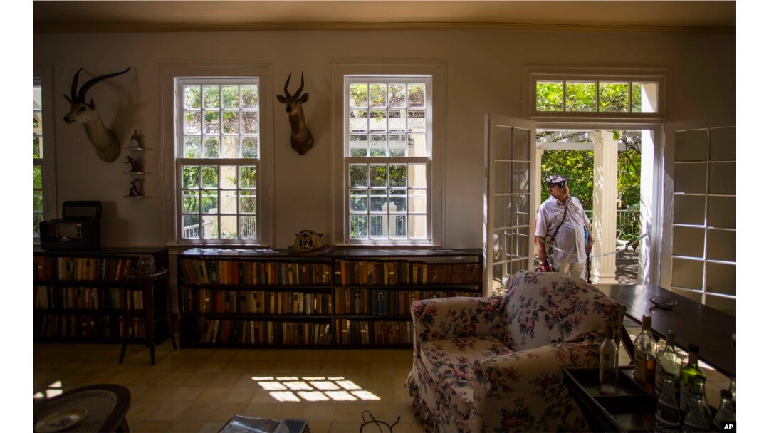 Seorang pengunjung mengamati ruang tamu di "Finca Vigia" bekas rumah Ernest Hemingway di Havana, Kuba.