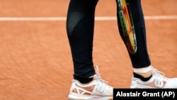 A tennis player at the French Open wears leggings in 2016.