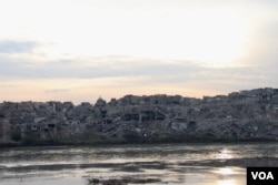 From across the Tigris River, the Old City of Mosul, Iraq, can be seen in ruins, Nov. 26, 2018. (H. Murdock/VOA)