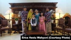 Erica (kebaya biru) bersama suami (paling kiri) dan ketiga anak dan menantu laki-lakinya (paling kanan).