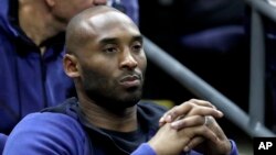 ARHIVA - Kobe Bryant na utakmici u Columbusu, u državi Ohio, 30. marta 2018. (AP Photo/Ron Schwane)