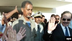 Le président de la Mauritanie, Maaouya Ould Sid 'Ahmed Taya, salue ses partisans après avoir voté dans la capitale Nouakchott, Mauritanie, 7 novembre 2003. epa/ NIC Bothma