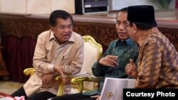 Presiden Joko Widodo (tengah) didampingi Wapres Jusuf Kalla menerima Laporan Hasil Pemeriksaan Laporan Keuangan Pemerintah Pusat (LHK LKPP) tahun 2015 dari Ketua BPK, Harry Azhar Aziz, di Jakarta hari Senin 6/6 (foto: Biro Setpres RI).