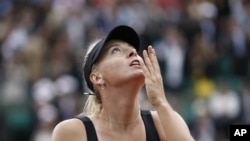 Maria Sharapova setelah memastikan kemenangan atas petenis Estonia Kaia Kanepi, dan melaju ke semifinal di Roland Garros (6/6).