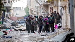 جنگجویان کرد مدافع شهر مرزی کوبانی در سوریه