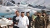 Severnokorejski lider u poseti Vazduhoplovnoj diviziji. Fotografiju je objavila Severnokorejska centralna novinska agencija u Pjongjangu, 12. aprila 2020. 