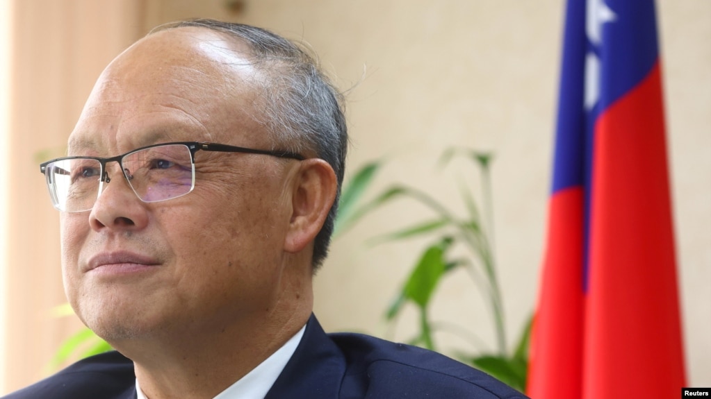 资料照：台湾行政院政务委员兼经贸谈判办公室总谈判代表邓振中在台北与媒体对话。（2021年1月22日）