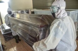 Para pekerja mengatur peti jenazah untuk korban virus corona (COVID-19) di Bekasi, Jawa Barat, 1 April 2020. (Foto: Antara via Reuters)
