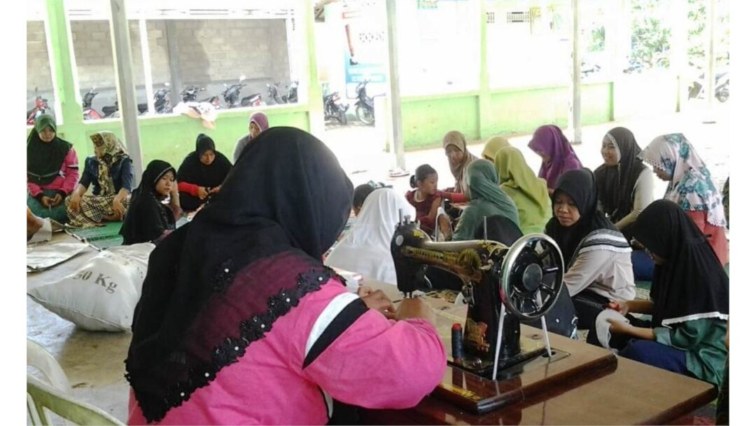 Sumringah memberi kesempatan kepada ibu-ibu untuk menambah penghasilan dengan menjadi mitra perajin keset Sumringah. (Foto: Ani Lailia/Sumringah)